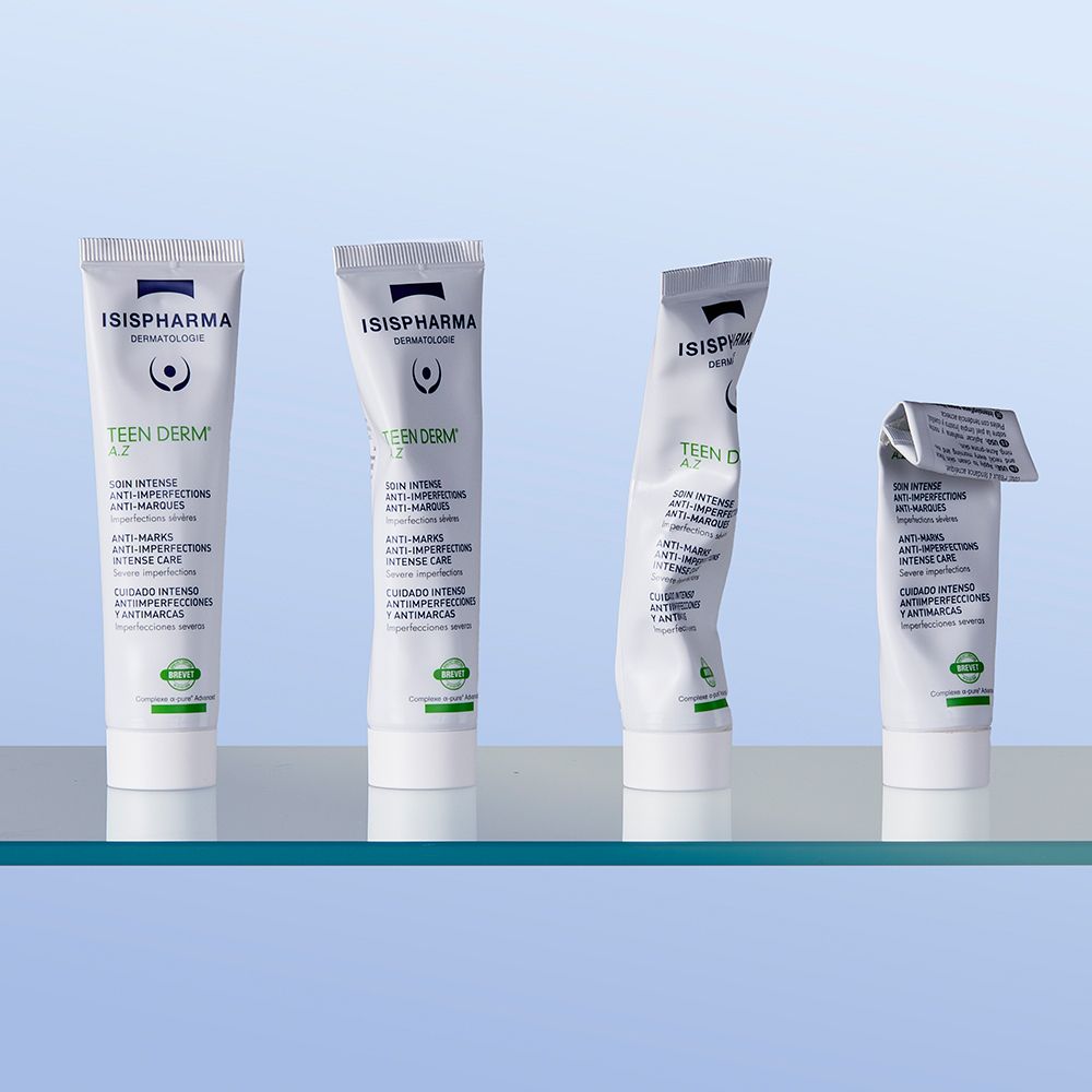 Vier Tuben Teen Derm A.Z. auf Glasplatte. Unterschiedliche Füllstände. Produktname sichtbar.