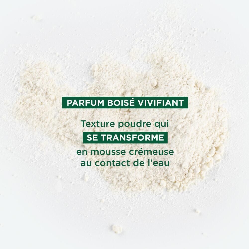 Weißes Pulver. Text: Parfum boisé vivifiant. Texture poudre qui se transforme en mousse crémeuse.