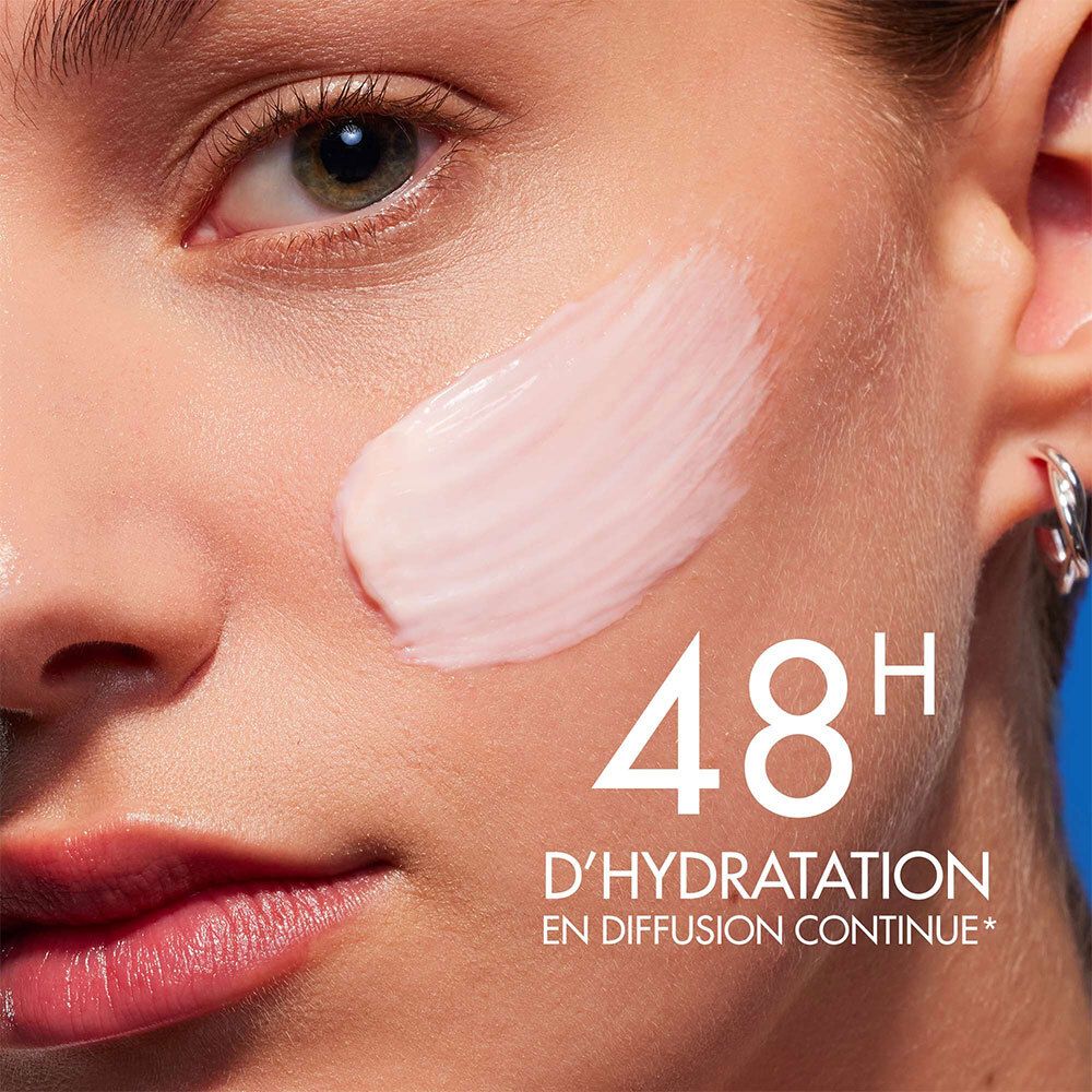 Visage avec crème. Texte: 48H D'HYDRATATION EN DIFFUSION CONTINUE.