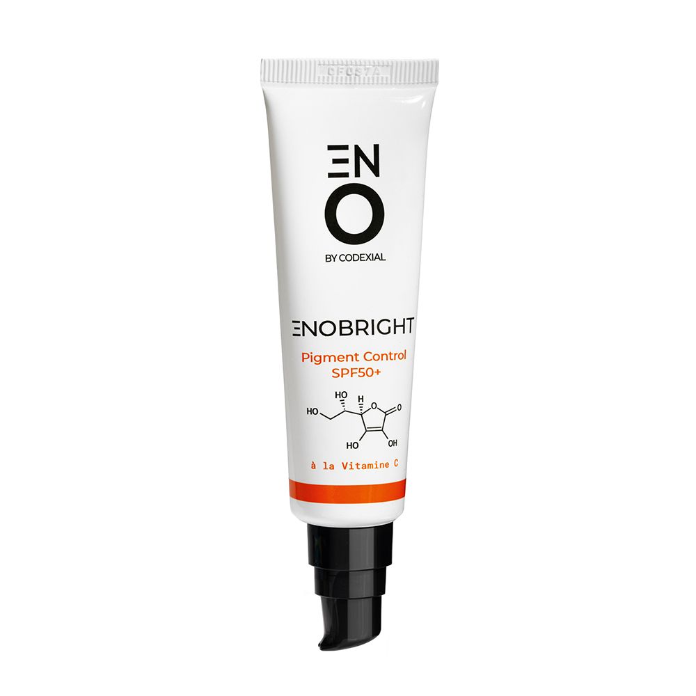 Tube blanche avec pompe noire. Inscription: ENO, ENOBRIGHT Pigment Control SPF50+. Avec vitamine C.
