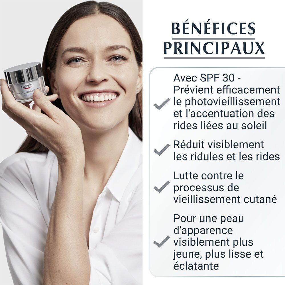 Femme tenant un pot de crème. Texte : Avantages, réduit les rides, peau plus jeune.