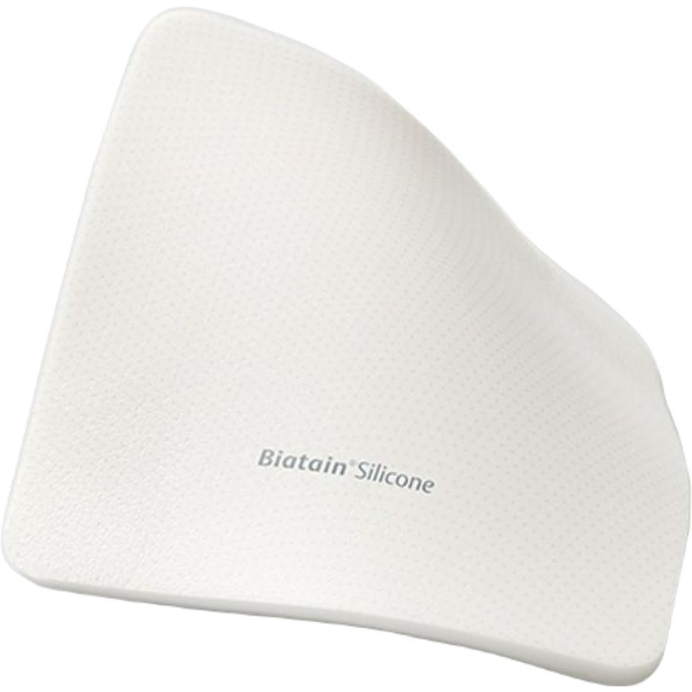 Pansement blanc rectangulaire aux coins arrondis. Inscription : Biatain Silicone.