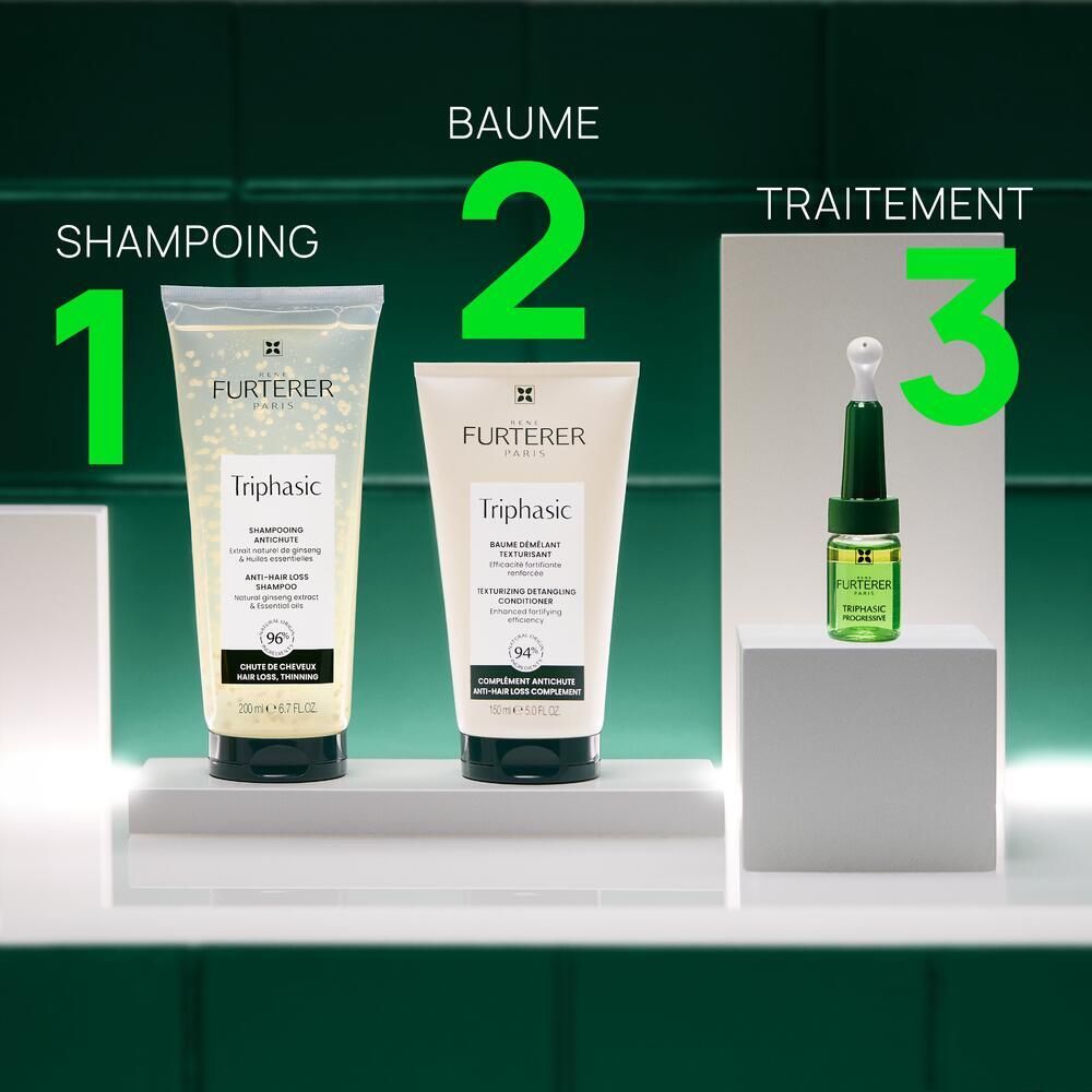Trois produits. Shampooing, Baume, Traitement. Inscription: Triphasic.