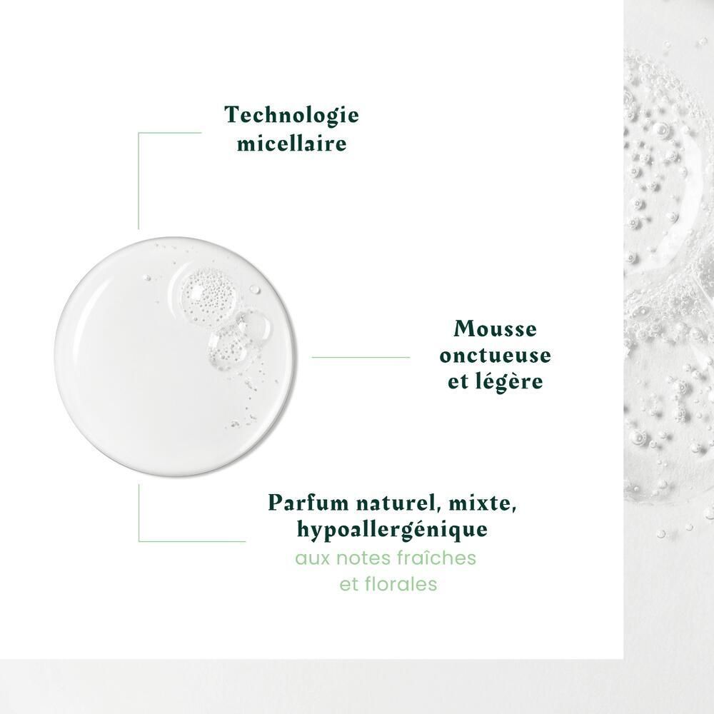 Nahaufnahme von Schaum. Beschreibungen: Mizellentechnologie, cremige und leichte Textur, natürlicher Duft, hypoallergen.