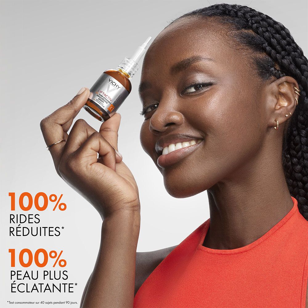 Femme tenant un flacon de sérum. Texte : 100% rides réduites, 100% peau plus éclatante.