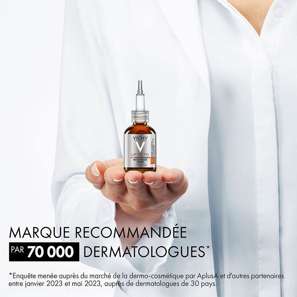 Personne tenant un flacon de sérum. Texte : Marque recommandée par 70 000 dermatologues.