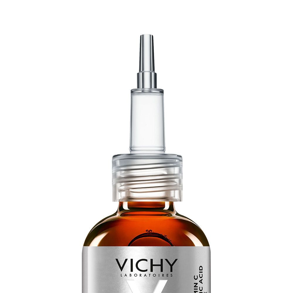 Gros plan sur le flacon de sérum avec pipette. Inscriptions : VICHY, LiftActiv, Sérum Vitamine C.
