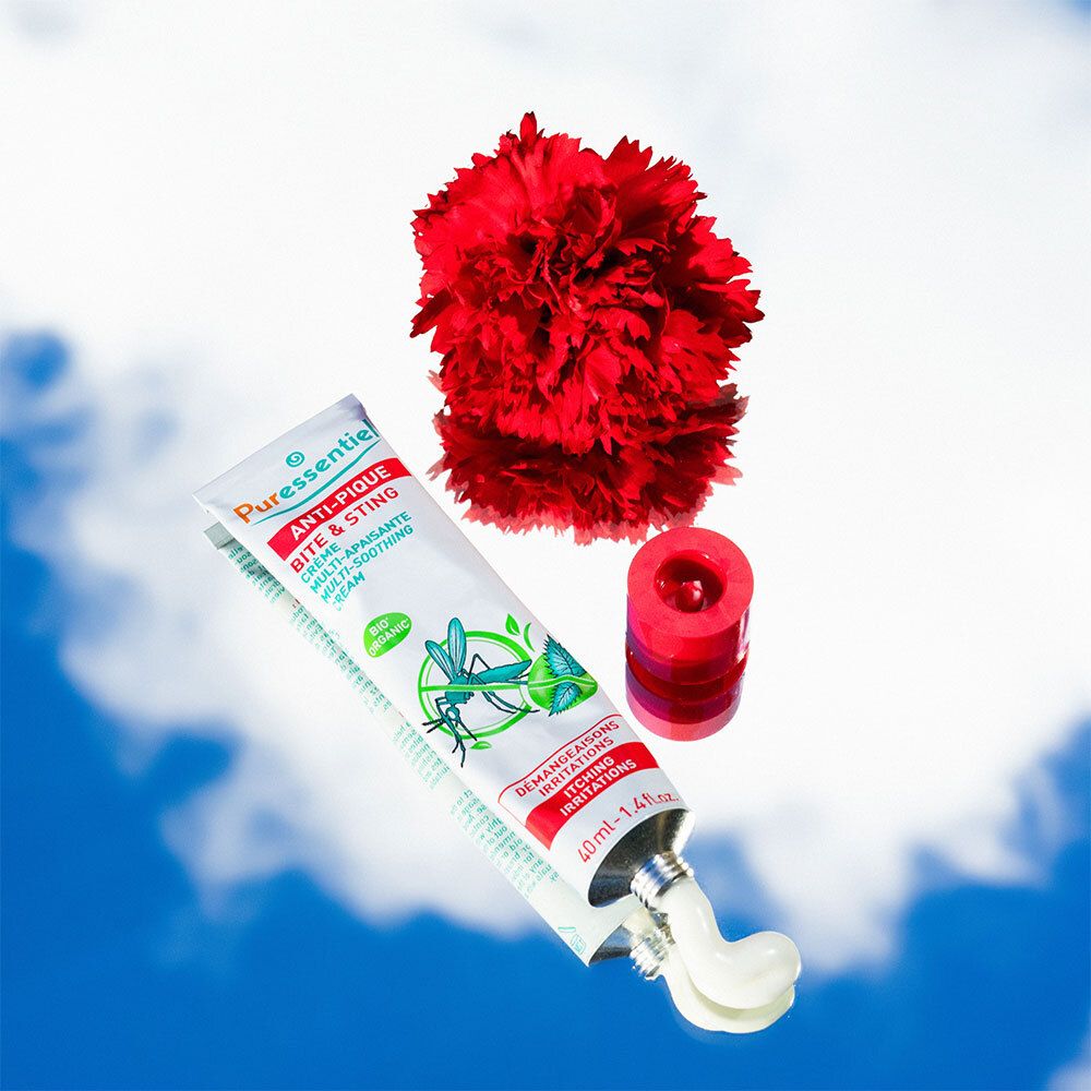 Creme-Tube mit Aufschrift: Anti-Pique, Multi-Aspirierende Creme gegen Zecken. Bio-Zertifizierung. Mit roter Blume.