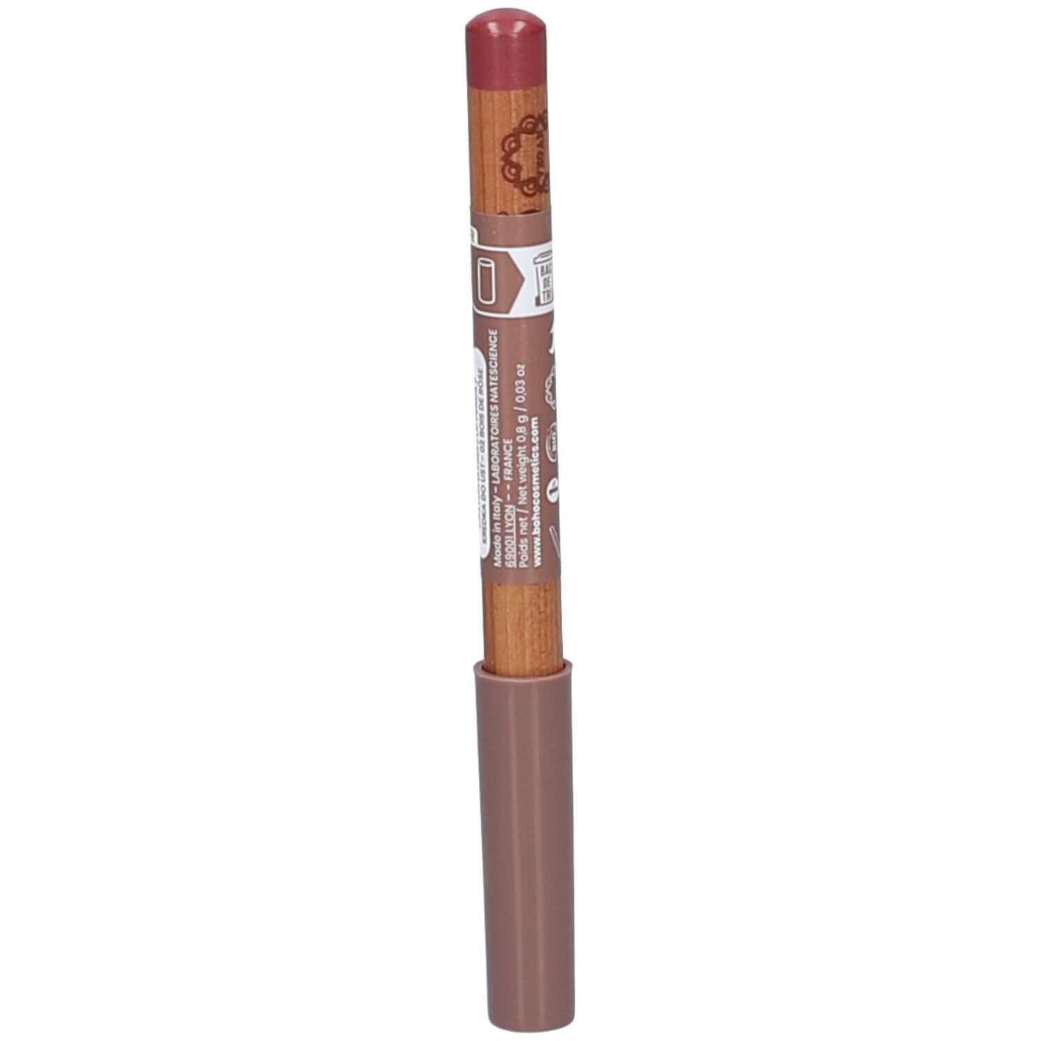 Lippenstift in Rosenholz-Farbe. Holzstift mit rosafarbenem Lippenstift. Unterteil und Kappe in Rosa. Aufschrift auf dem Stift.
