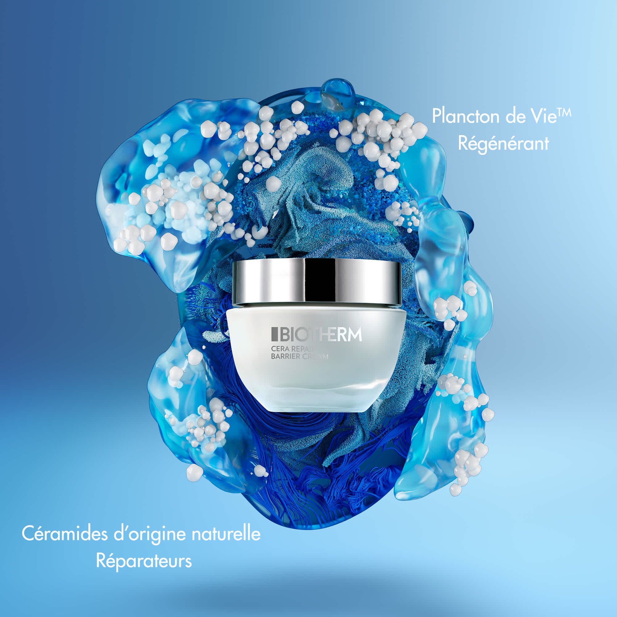Pot de crème devant fond bleu avec éléments blancs. BIOTHERM Cera Repair Barrier Cream.