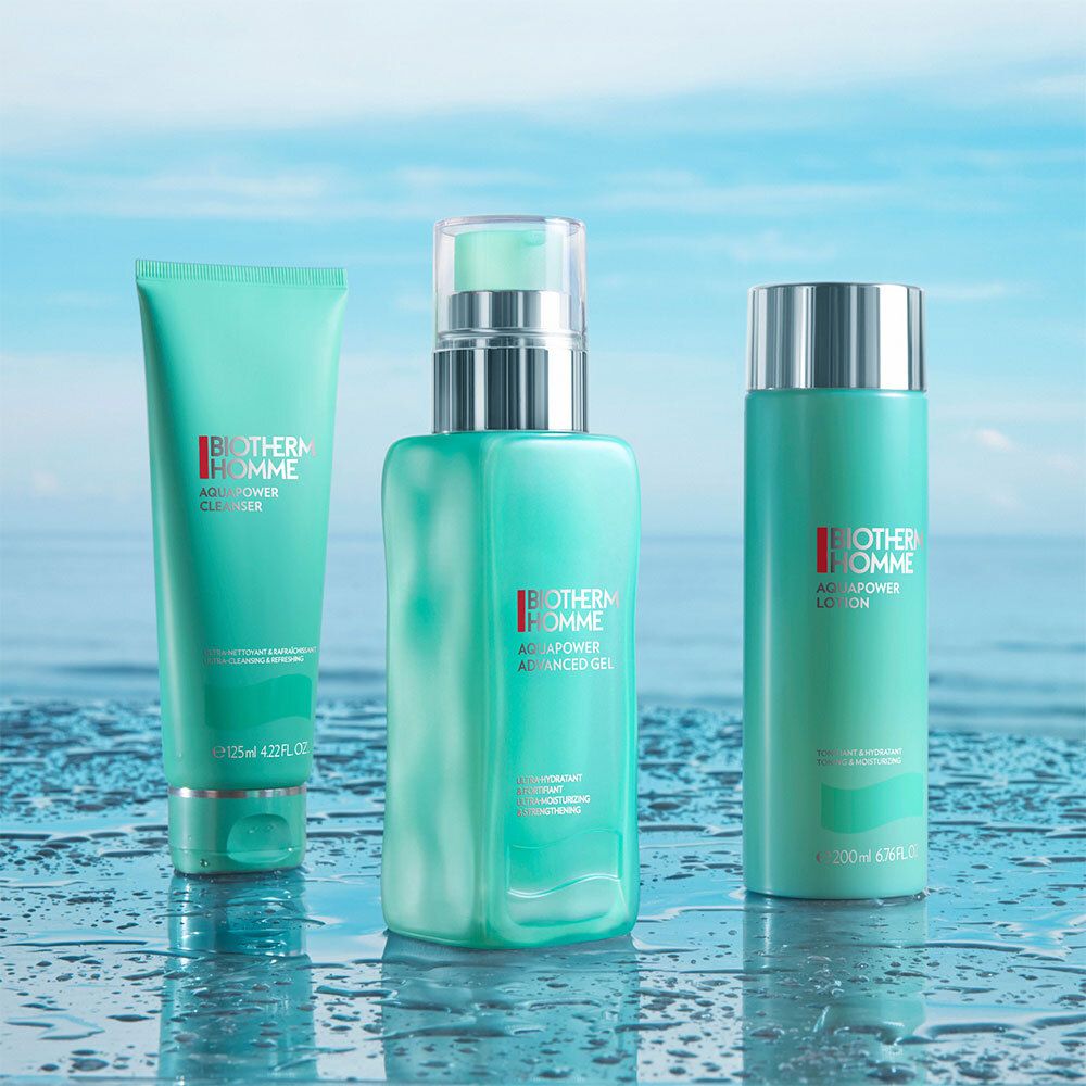Trois produits turquoises: gel, lotion et nettoyant. Étiquettes BIOTHERM HOMME.