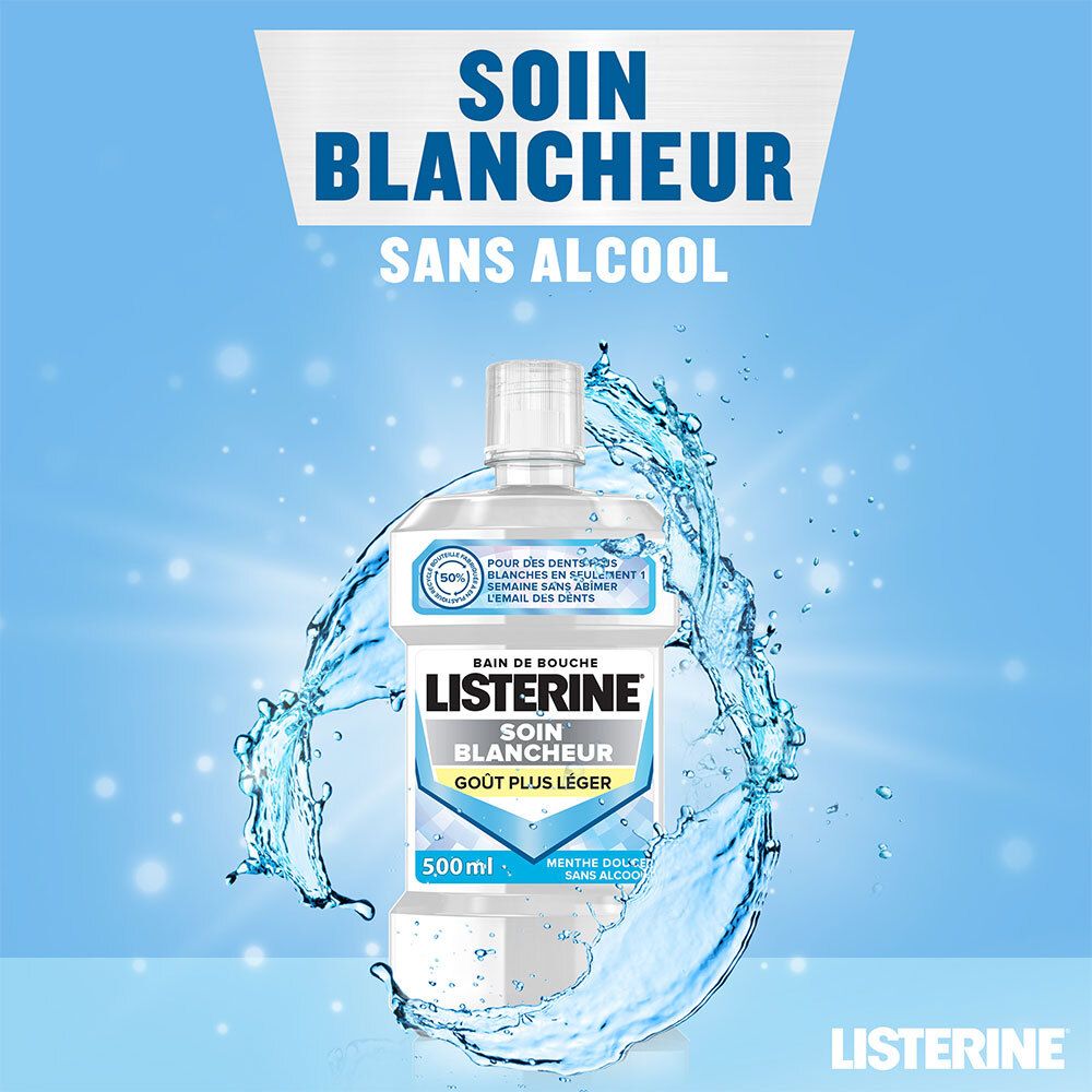 LISTERINE-Flasche im Wasser. Produktname und Informationen auf dem Etikett. 500 ml. Leichter Geschmack. Ohne Alkohol.