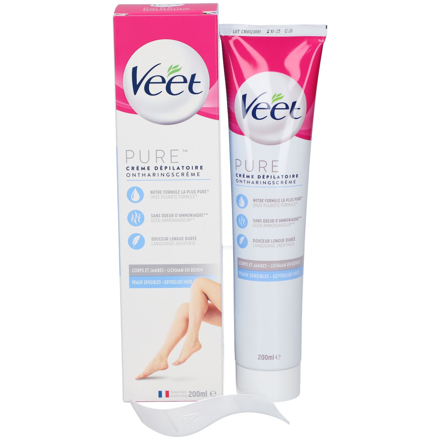 Emballage et tube de crème dépilatoire Veet Pure. Emballage : blanc et rose. Tube : blanc. Accessoire : spatule. Texte : Pure, Crème dépilatoire.