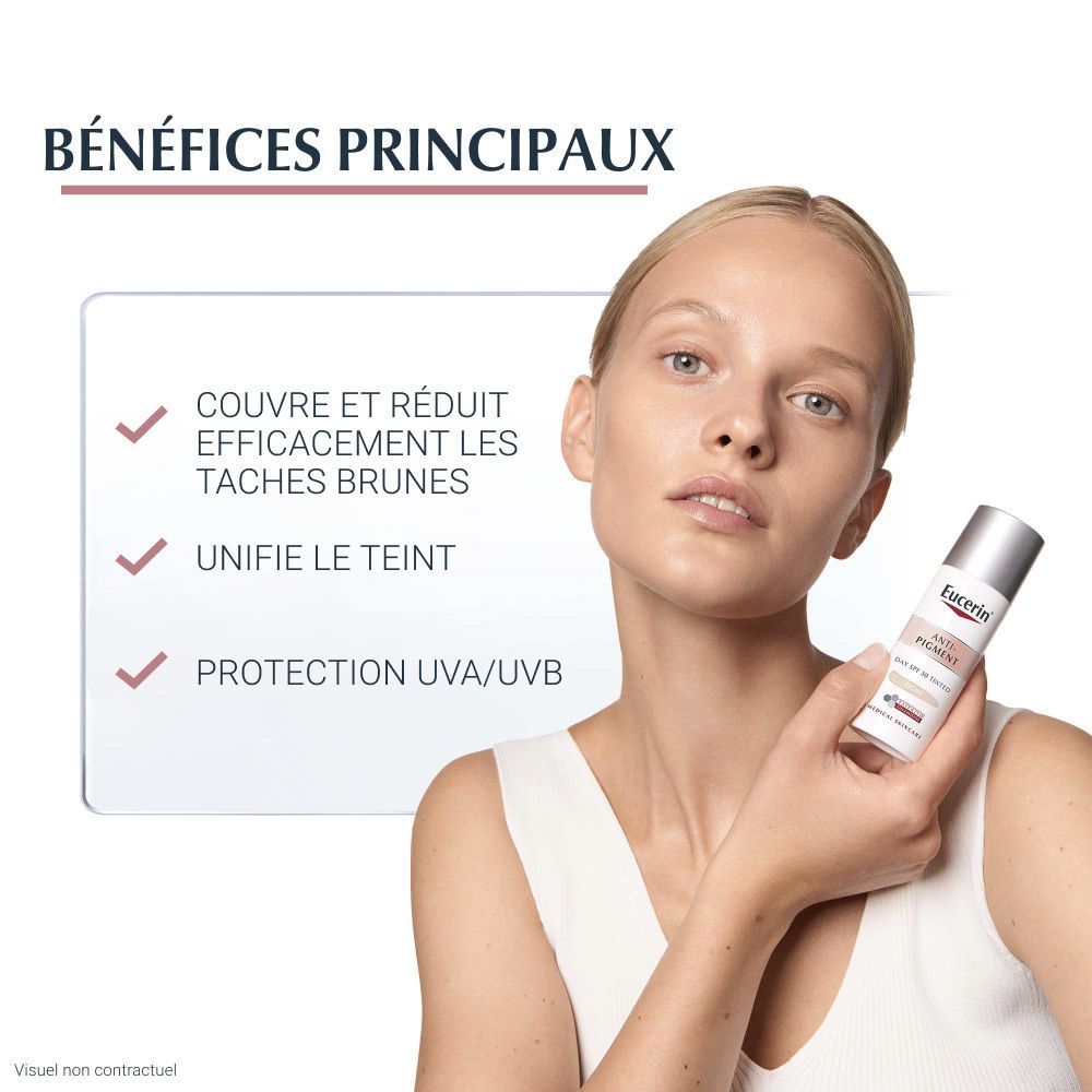 Femme tenant Eucerin Anti-Pigment Soin de Jour Teinté Light SPF 30. Avantages : Couvre, unifie, protège.