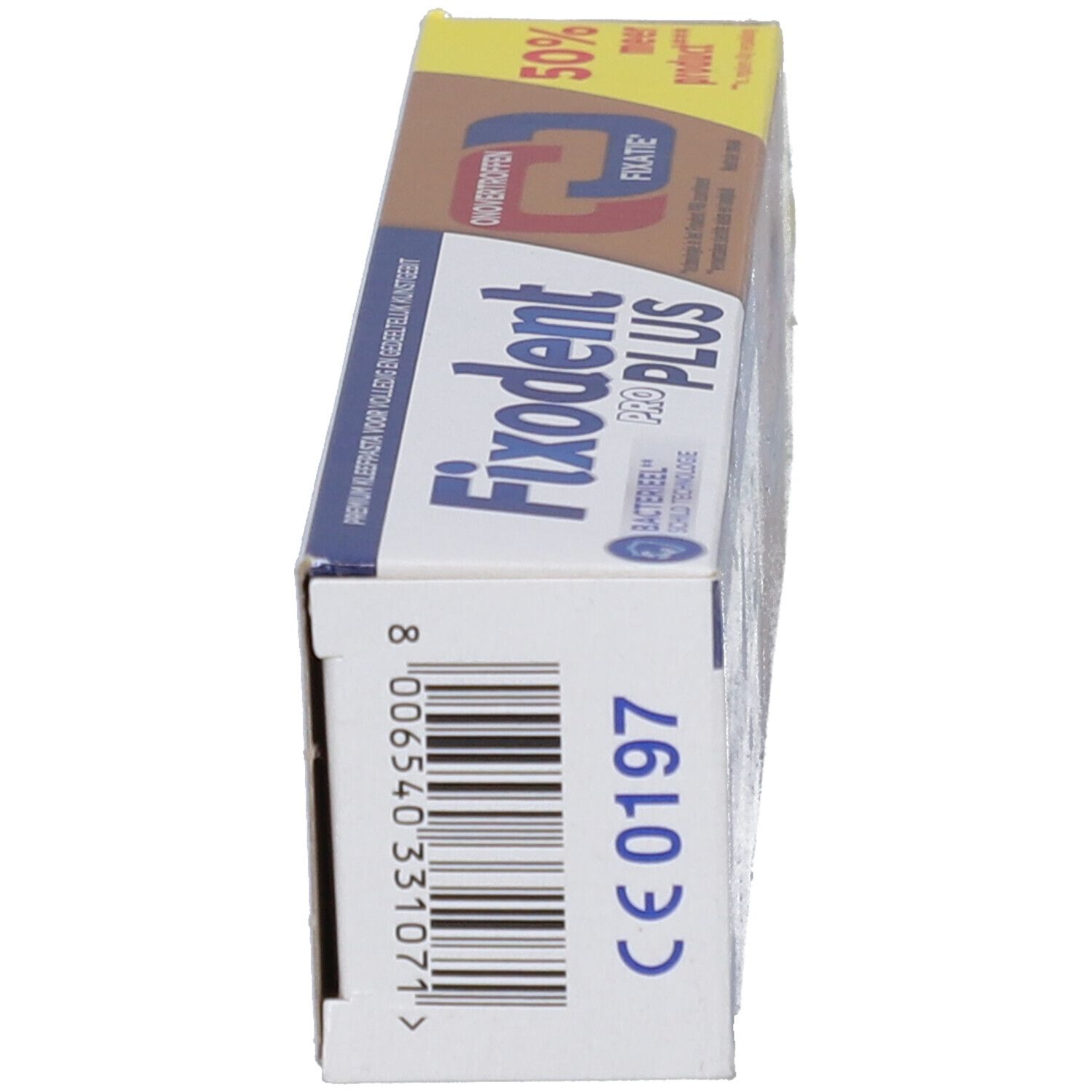 Emballage du produit. Blanc, marron, bleu. Inscription : Fixodent Pro Plus. Avec marquage CE. Avec code-barres et numéro de lot.