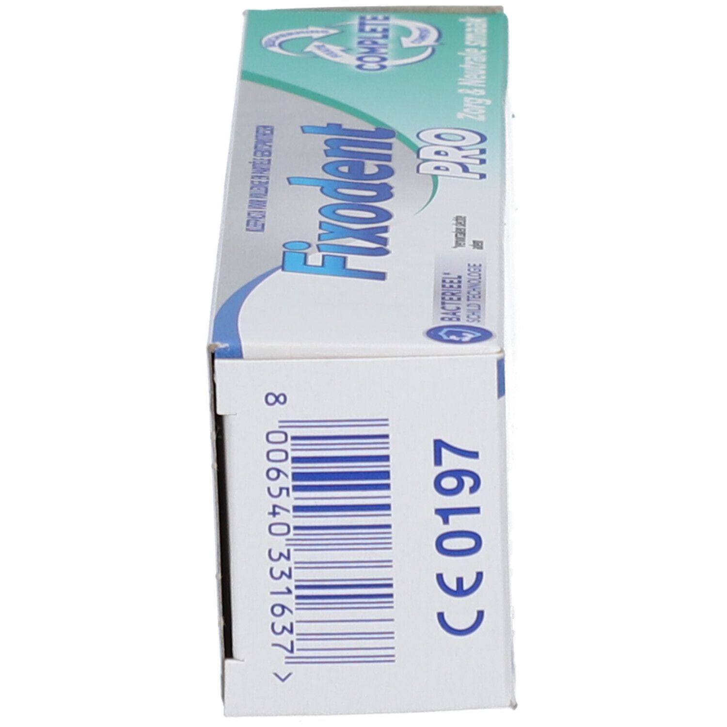 Vue latérale de l'emballage Fixodent Pro. Code-barres et informations produit.
