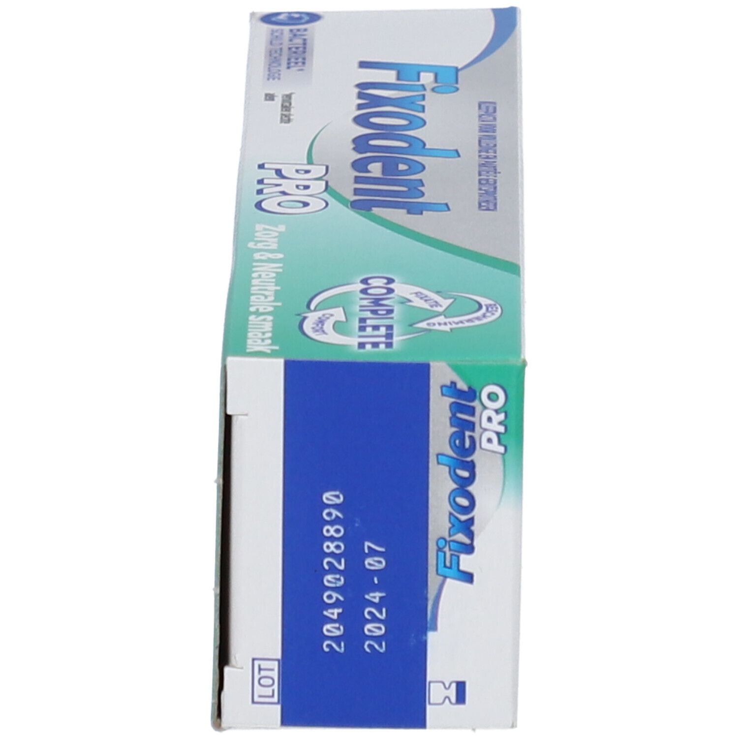 Extrémité de l'emballage Fixodent Pro. Numéro de lot, date de péremption et informations produit.