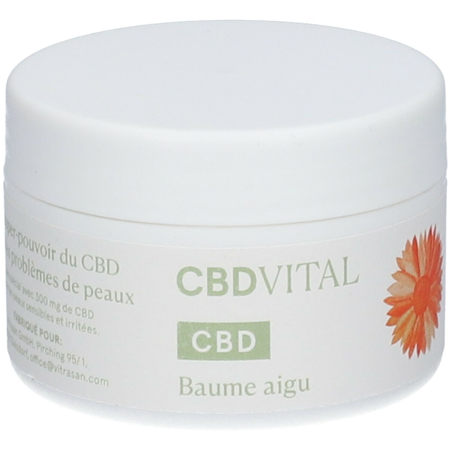 Weißer Tiegel mit Aufschrift CBDVITAL, CBD und Baume aigu. Orangefarbene Blüte. Etikett mit Text. 300 mg Cannabidiol.