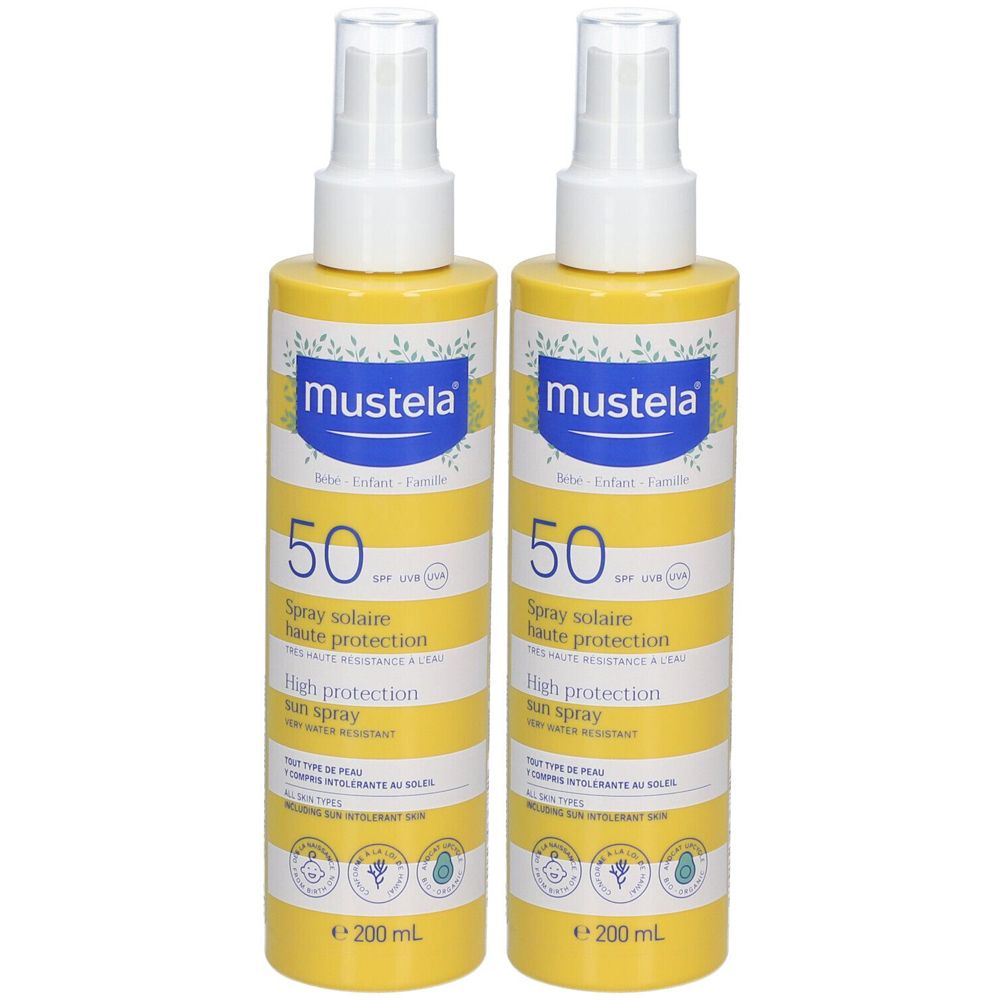 Deux flacons spray jaunes avec tête blanche. Inscription: mustela, 50 SPF, Spray solaire. Résistant à l'eau.