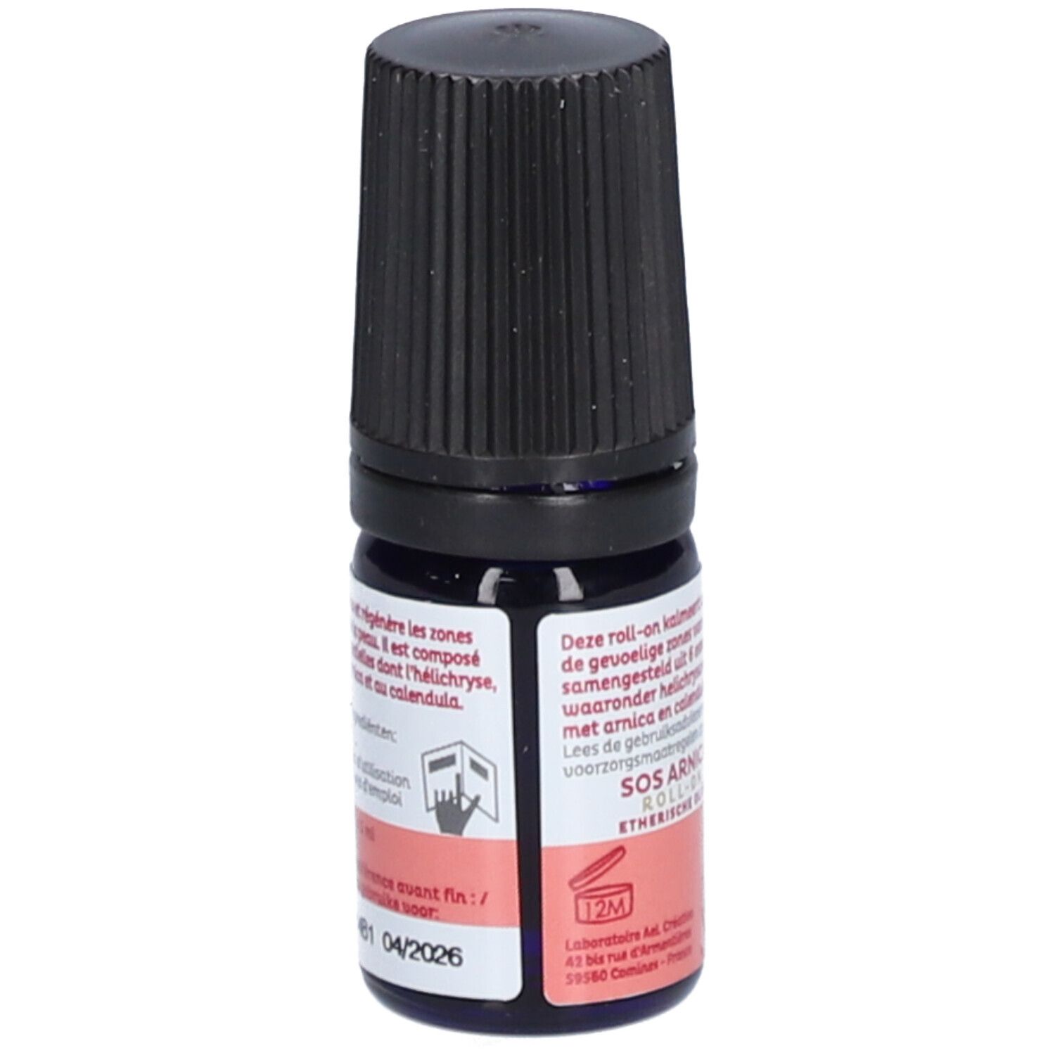 Flacon en verre bleu avec bouchon noir. Inscription: SOS Arnica Roll-On, Huiles Essentielles Bio. Texte sur l'étiquette.