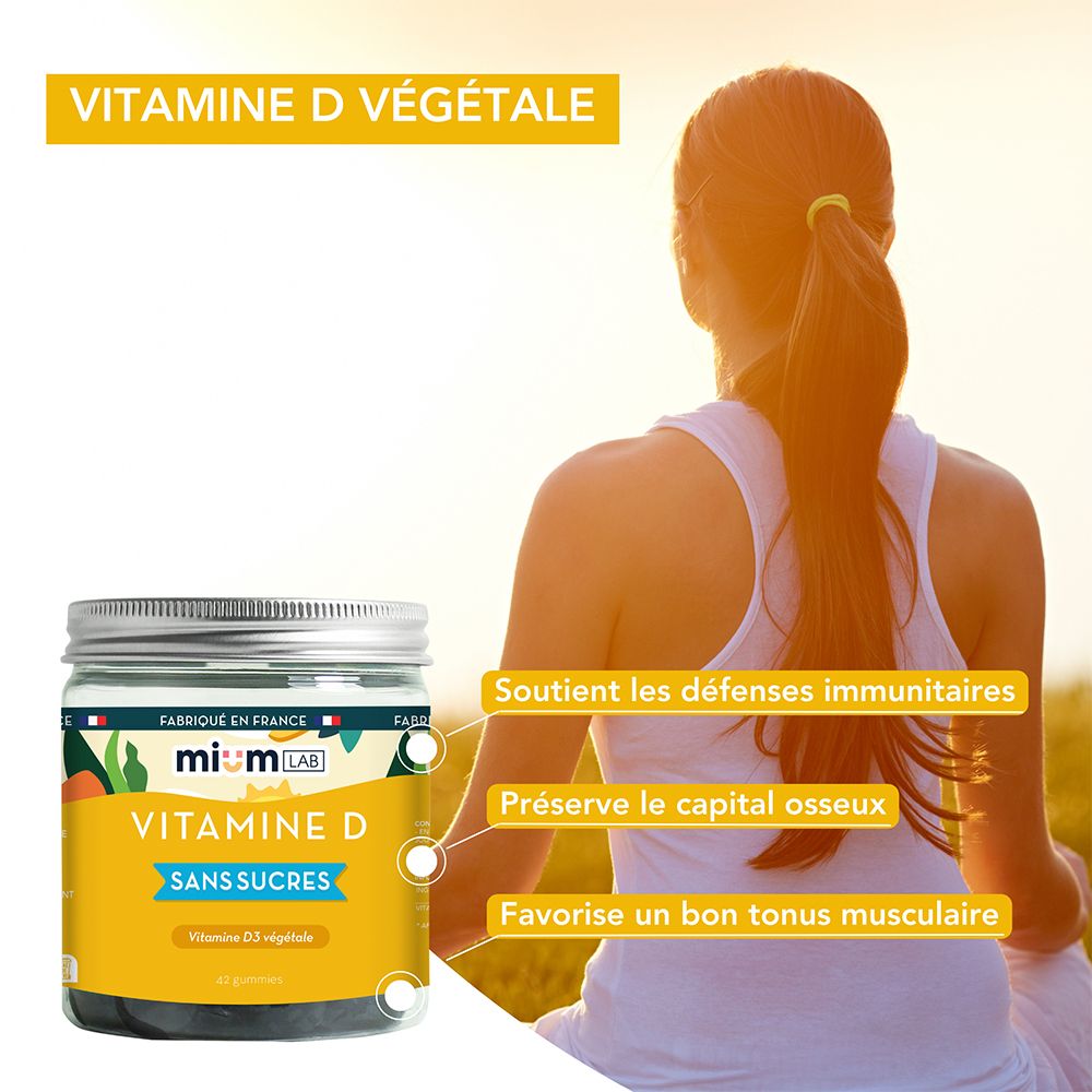 Femme assise à l'extérieur. À côté, un pot de gummies à la vitamine D. Texte : Soutient les défenses immunitaires, la santé osseuse, le tonus musculaire.