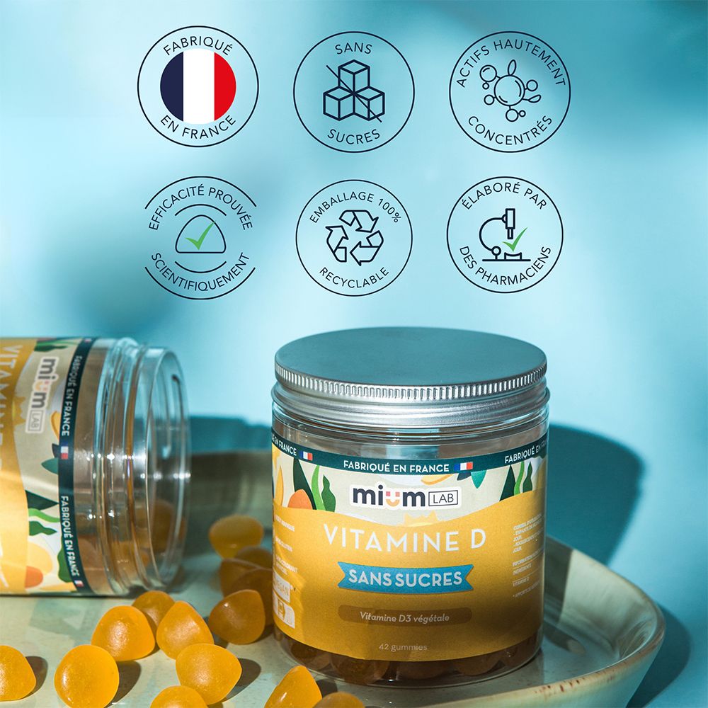 Deux pots de gummies à la vitamine D. Inscription : Vitamine D, sans sucres. Six icônes : Fabriqué en France, sans sucres, actifs concentrés, etc.