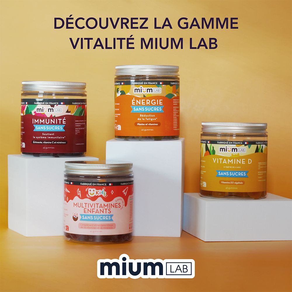 Quatre pots de compléments alimentaires vitaminés. Inscription : Immunité, Énergie, Multivitamines, Vitamine D. Sans sucres.