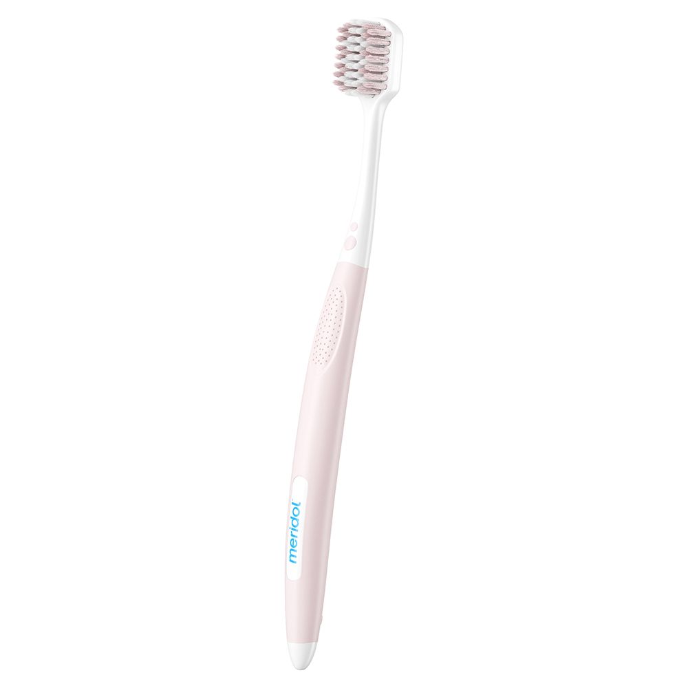 Brosse à dents rose avec tête blanche. Manche antidérapant. Marque: meridol.