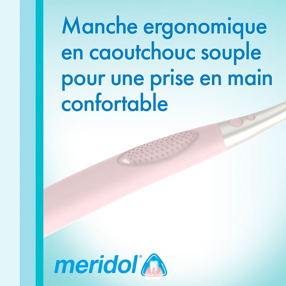 Gros plan sur le manche de la brosse à dents. Texte: Manche ergonomique en caoutchouc souple pour une prise en main confortable. Marque: meridol.