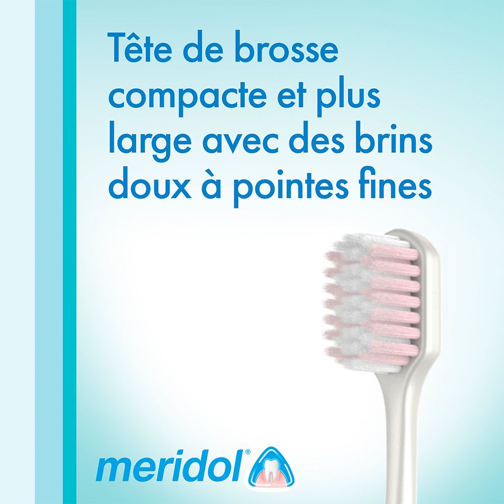 Gros plan sur la tête de brosse. Texte: Tête de brosse compacte et plus large avec des brins doux à pointes fines. Marque: meridol.