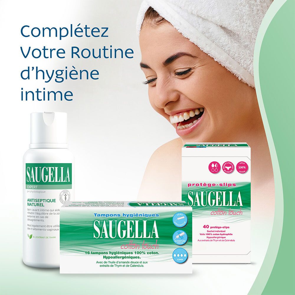 Femme souriante. Produits SAUGELLA : tampons, lotion intime, protège-slips.