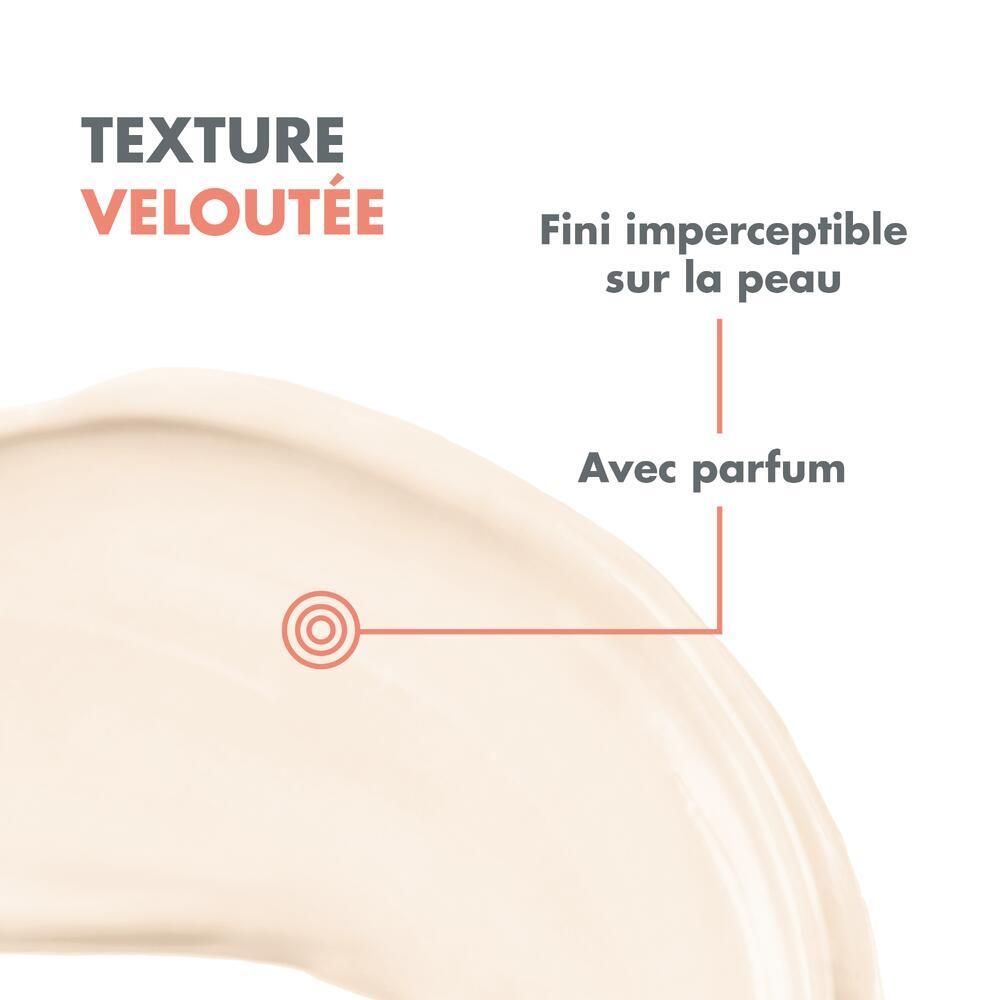 Gros plan de crème. Texte: Texture veloutée, fini imperceptible, avec parfum.