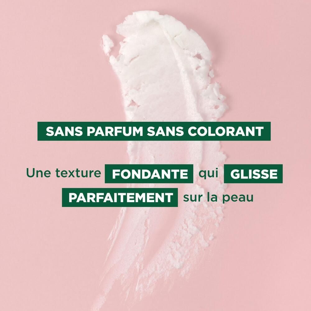 Trait de produit blanc sur fond rose. Texte: Sans parfum, sans colorant. Une texture fondante qui glisse parfaitement sur la peau.