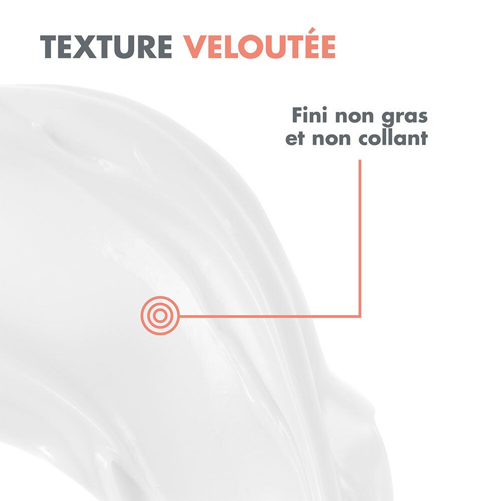 Gros plan d'une crème. Texte: Texture Veloutée, fini non gras et non collant.