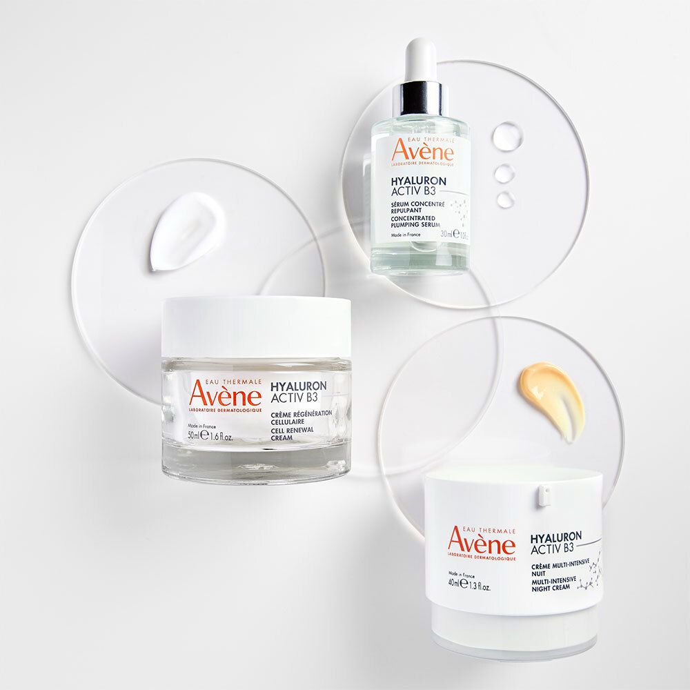 Trois produits sur cercles transparents. Pot de crème, sérum et crème de nuit. Nom du produit non visible.