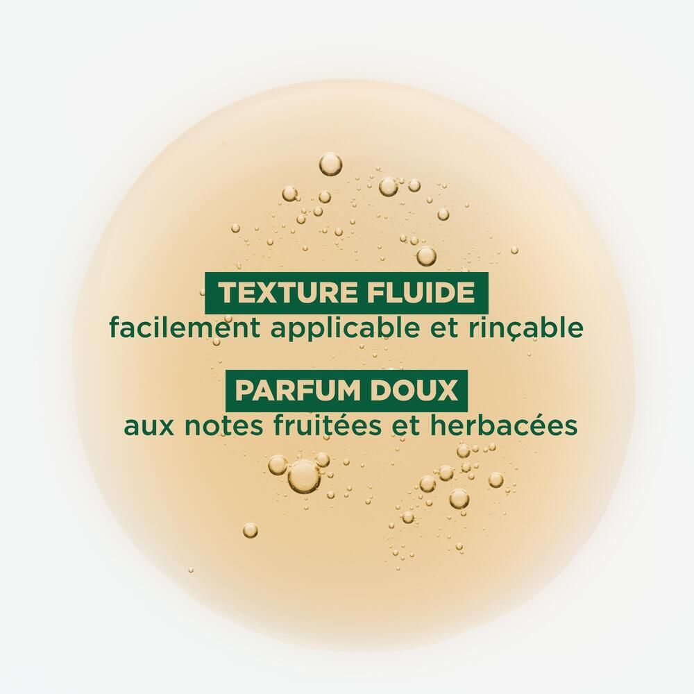 Gros plan d'un liquide transparent avec des bulles. Texte : TEXTURE FLUIDE, PARFUM DOUX. Encadré en vert.