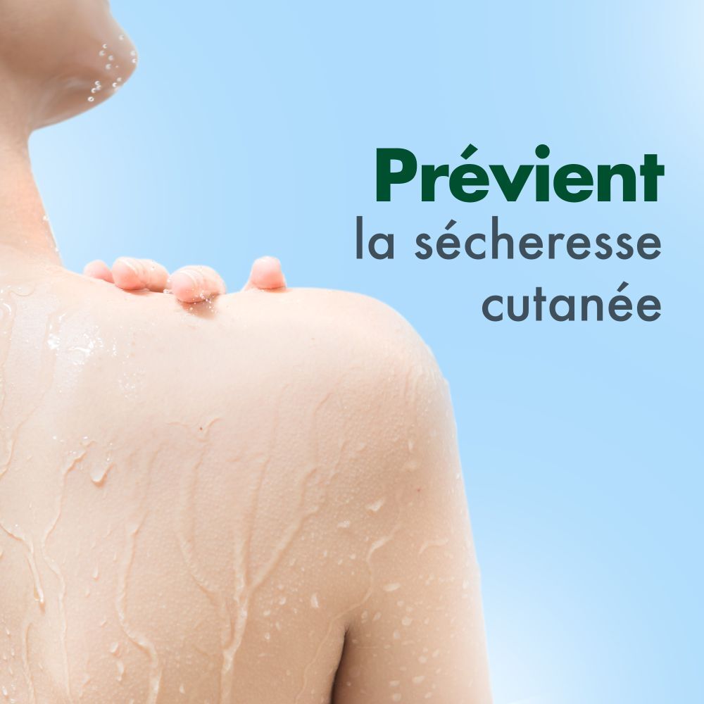 Épaule d'une personne, mouillée. Texte: Prévient la sécheresse cutanée.