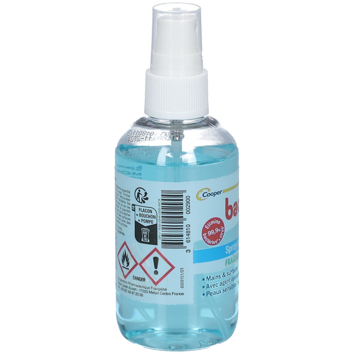 Dos d'un flacon transparent avec liquide bleu. Étiquette avec informations et pictogrammes. Flacon avec vaporisateur.