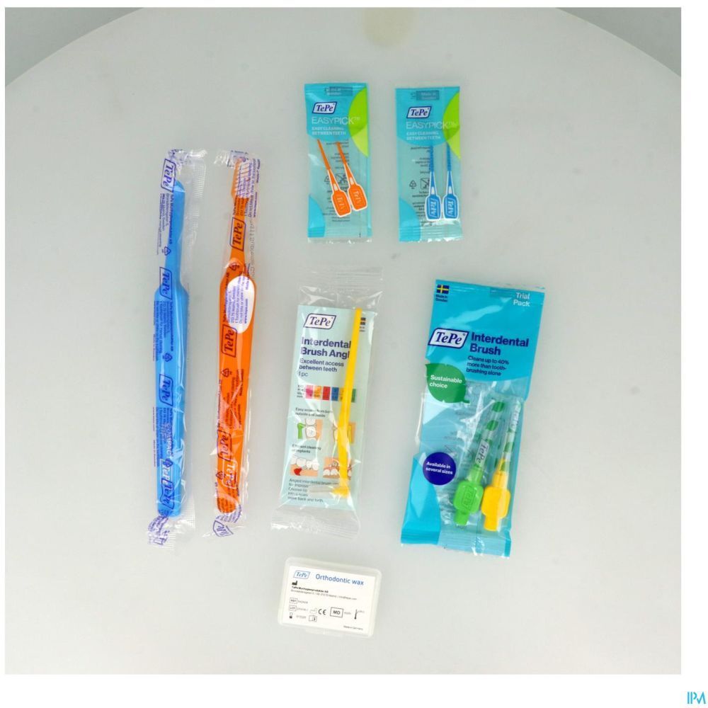 Divers produits d'hygiène bucco-dentaire : brosses à dents, brossettes interdentaires et fil dentaire. Emballés individuellement.