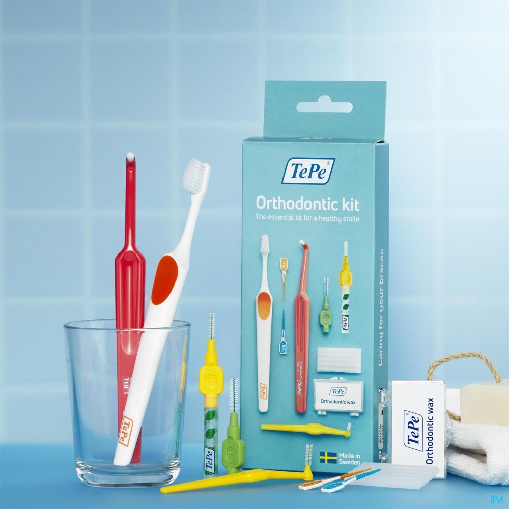 Kit d'orthodontie avec divers produits. Dans un verre.