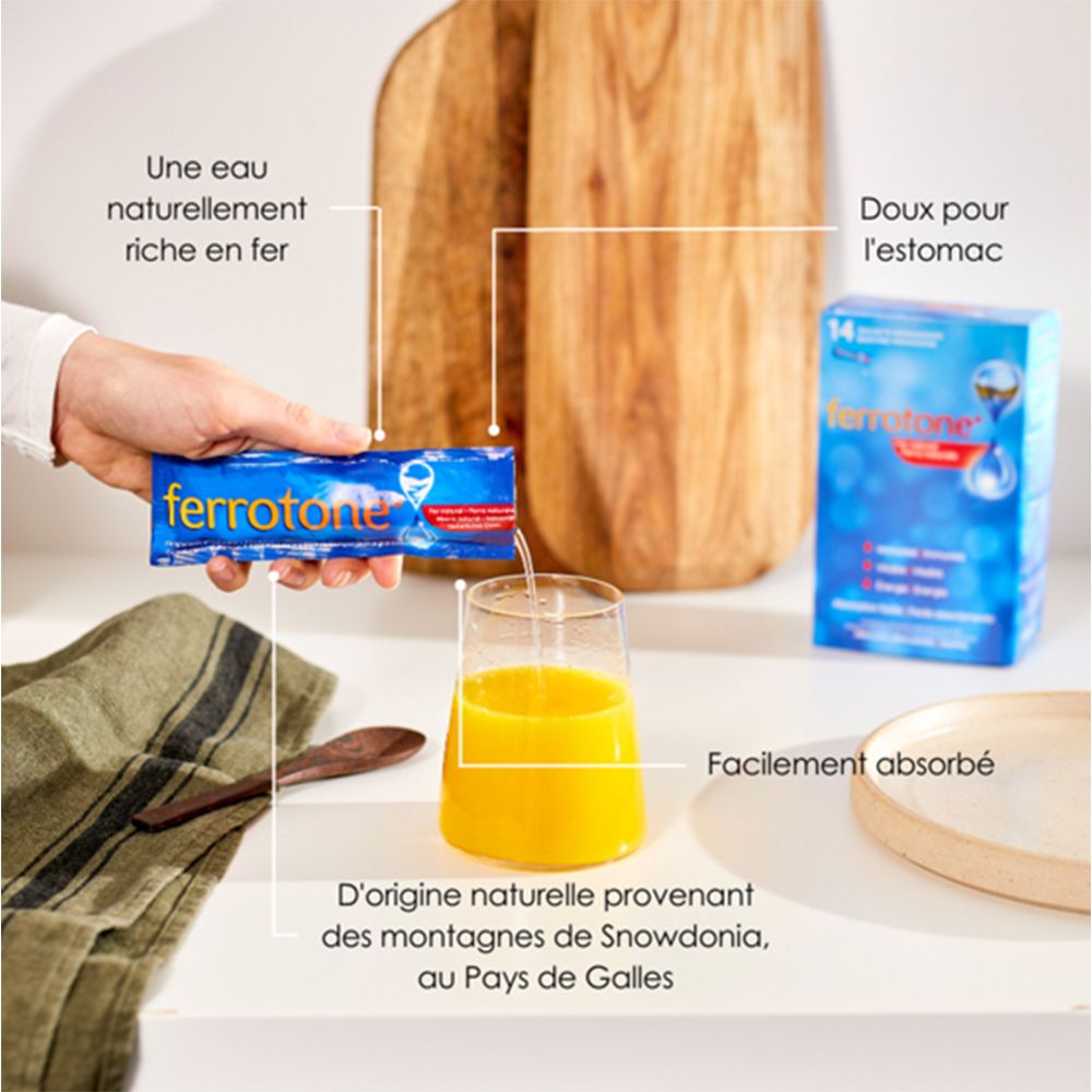 Glas mit Saft, ferrotone® Original-Beutel. Box im Hintergrund. Text: Natürlich reich an Eisen, leicht absorbierbar.