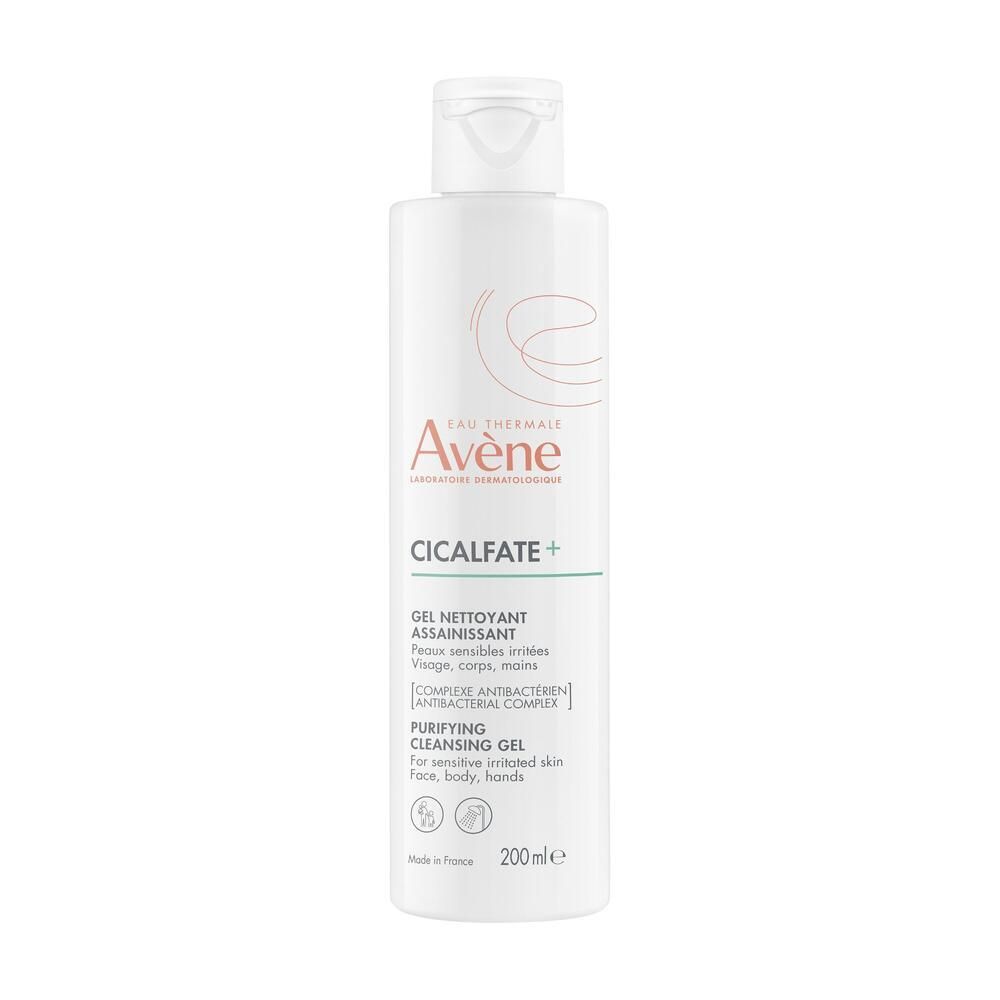 Flacon blanc Avene Cicalfate+ Gel nettoyant. Bouchon rabattable. Nom du produit et marque visibles.