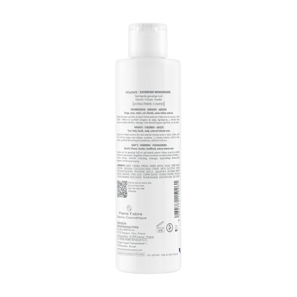 Dos du flacon Avene Cicalfate+ Gel nettoyant. Texte et QR code. Flacon blanc avec bouchon rabattable.