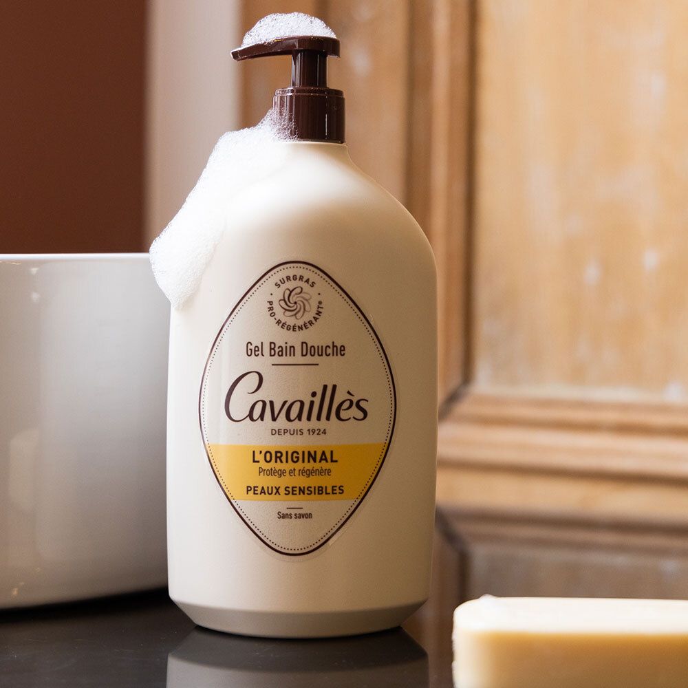 Flacon beige avec mousse. Pompe marron. Étiquette produit. 