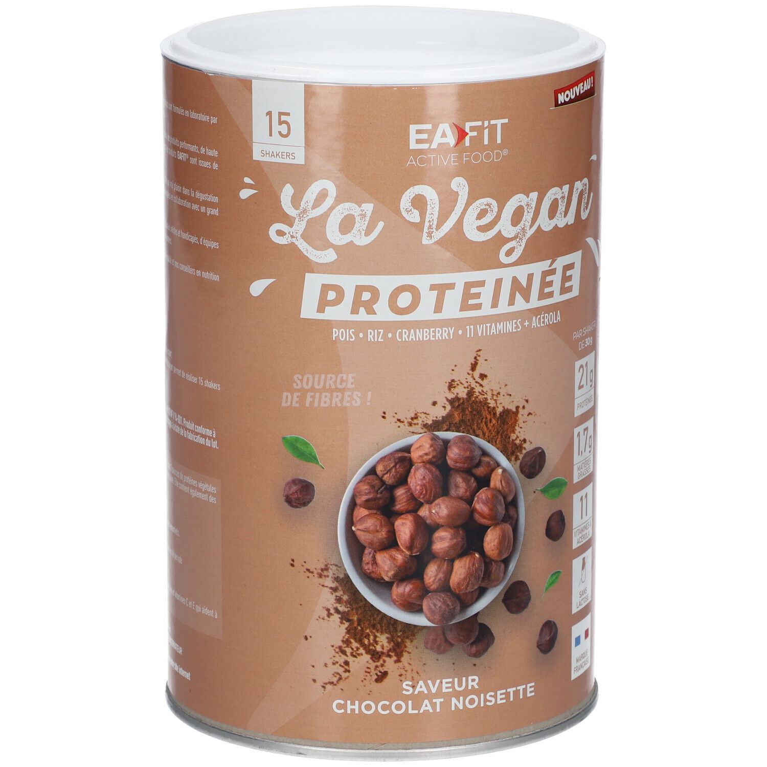 Boîte marron avec couvercle blanc. Inscription: EA-FIT La Vegan Protéinée, saveur chocolat noisette. Illustration de noisettes.