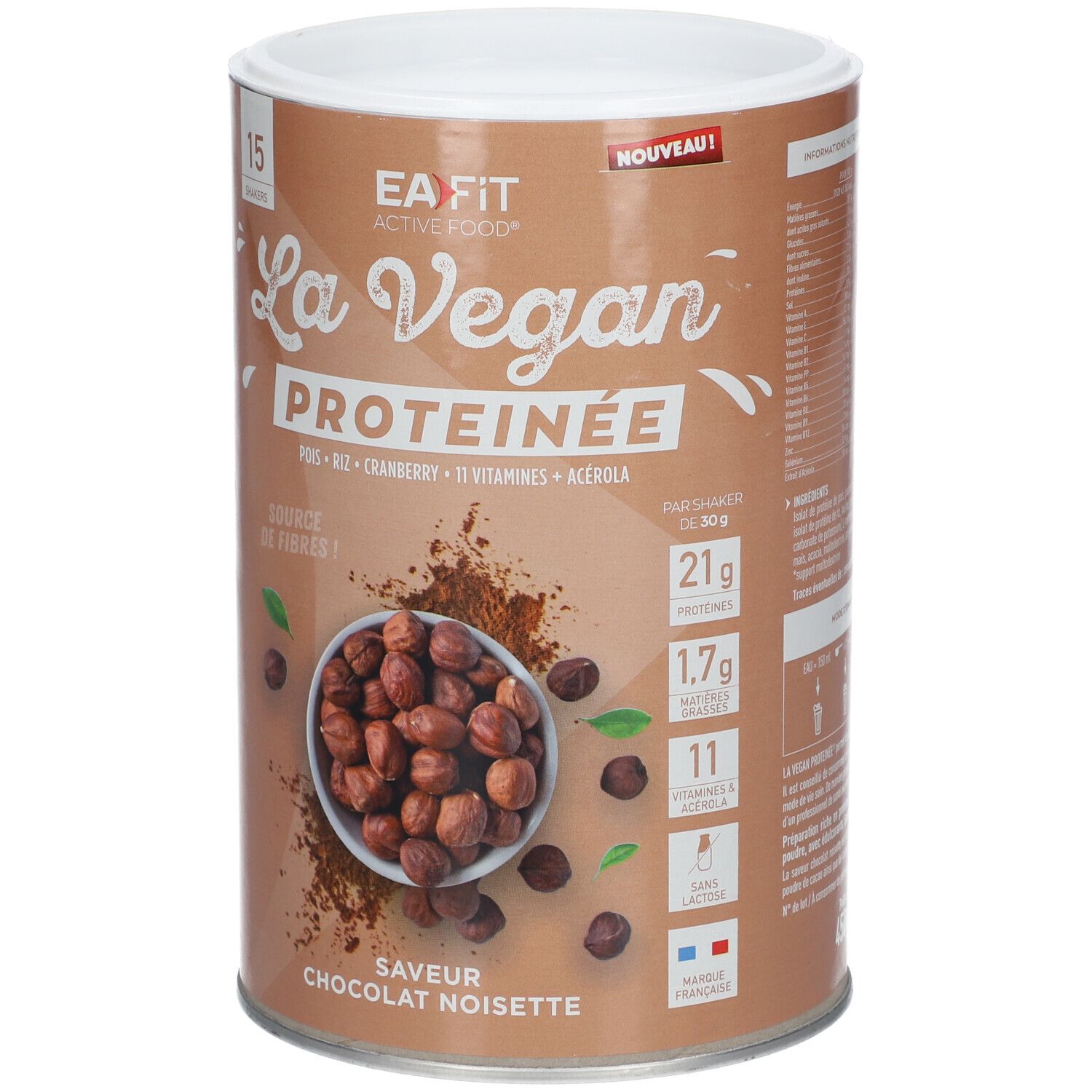 Boîte marron avec couvercle blanc. Inscription: EA-FIT La Vegan Protéinée, saveur chocolat noisette. Illustration de noisettes.