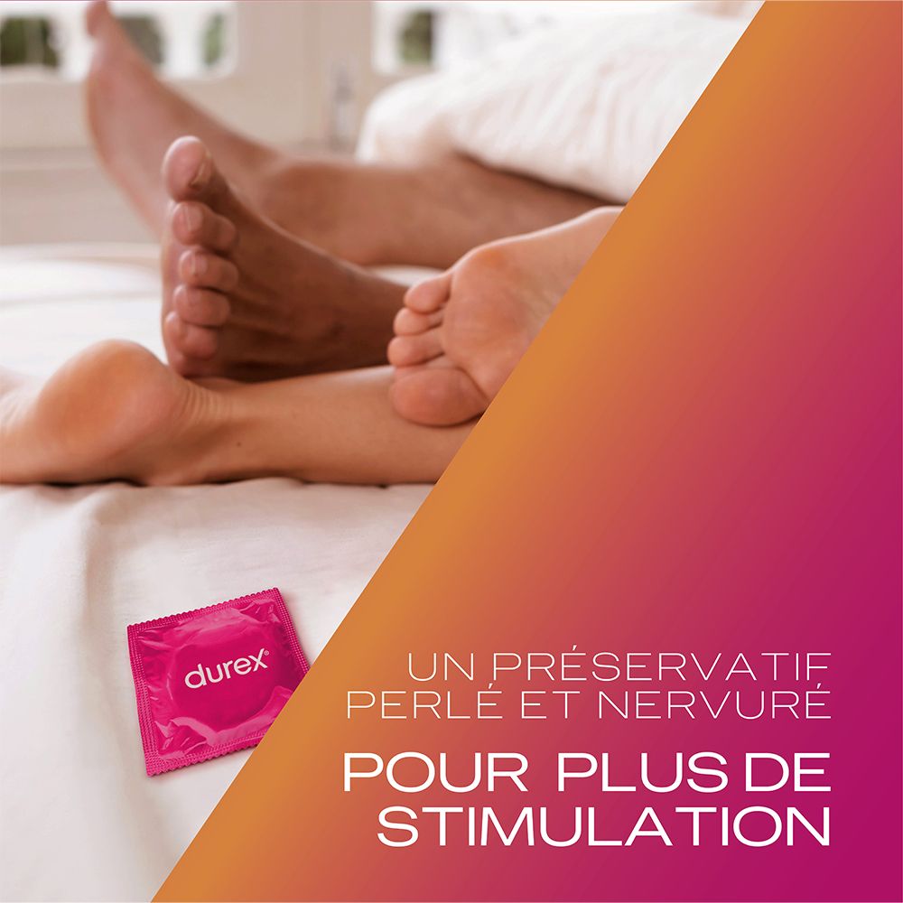 Pieds de deux personnes sur un lit, à côté d'un préservatif rose. Texte en français.