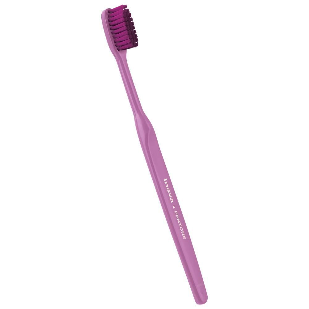 Brosse à dents rose, soies violettes. Logo Inava x PANTONE.