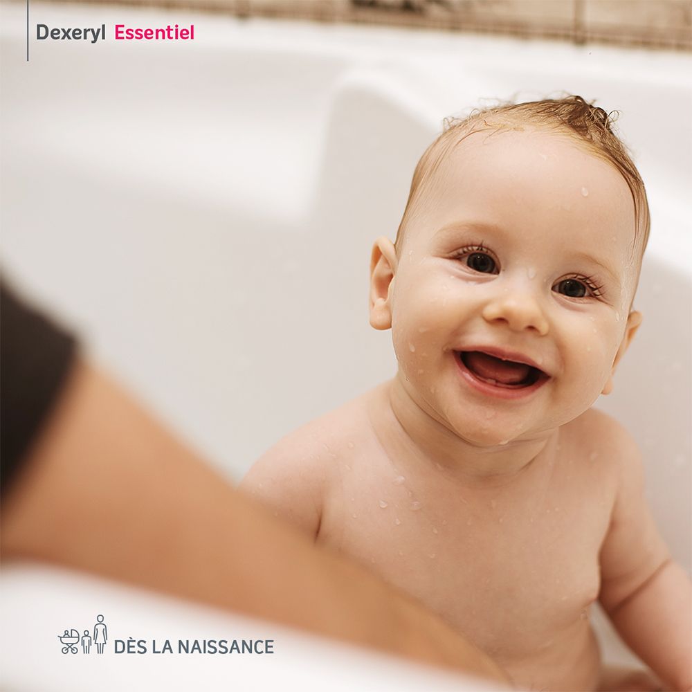 Baby in bad. Gezicht en arm van een persoon zichtbaar. Tekst: Dès la naissance.