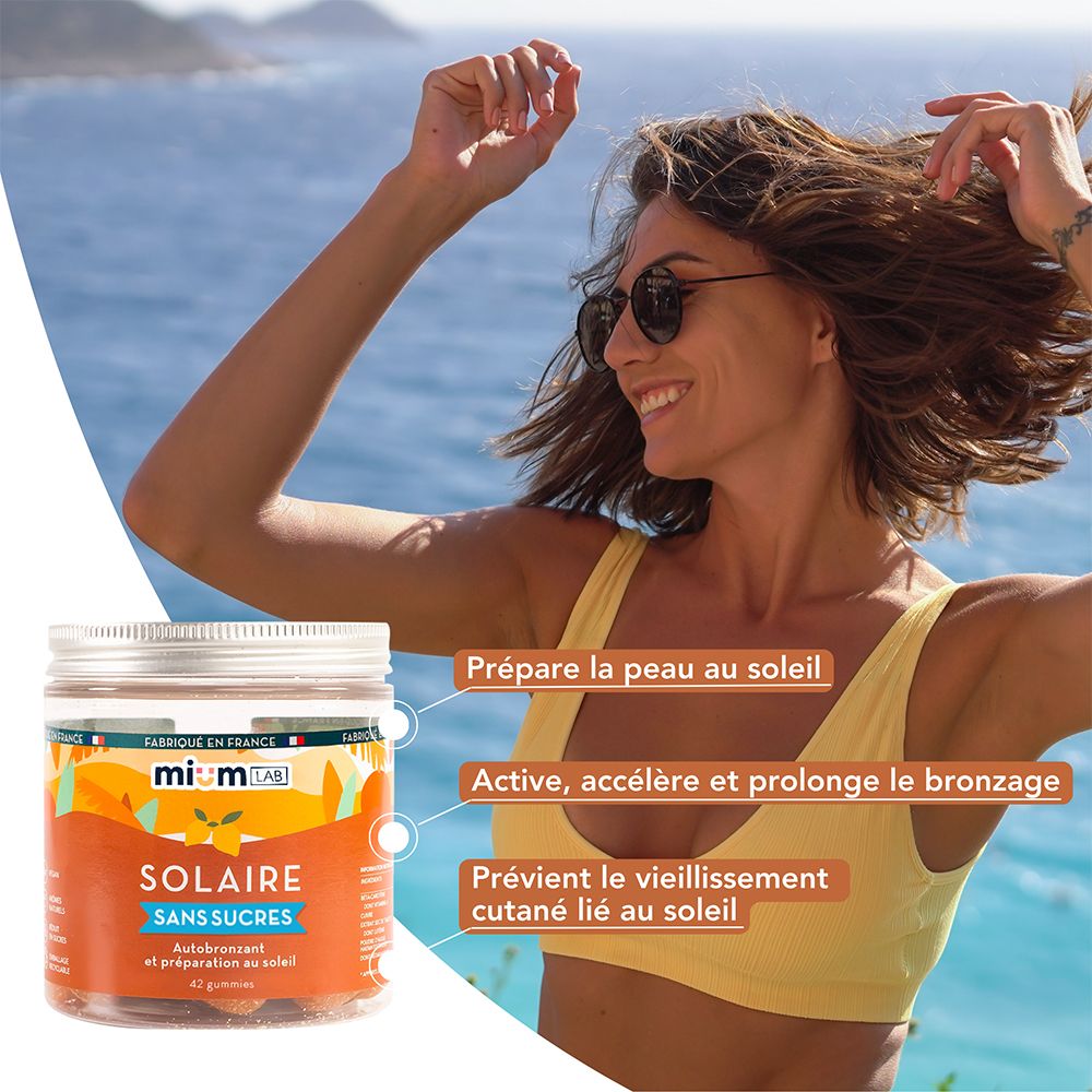Femme avec des lunettes de soleil et pot de gummies. Inscription : Solaire, sans sucres. Texte : Prépare la peau au soleil.